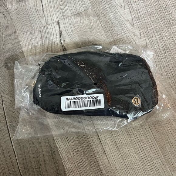 Lululemon Everywhere Belt Bag 1L (the smaller)-Black/Gold-NEW!! - Picture 3 of 8